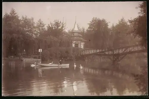 Fotografie Brück & Sohn Meissen, Ansicht Karlsbad, Blick nach dem Japanischen Pavillon, Ruderboot mit Schwänen