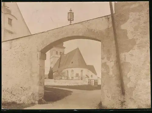 Fotografie Brück & Sohn Meissen, Ansicht Pfaffroda i. Erzg., Blick durch das Schlosstor des Schloss Pfaffroda