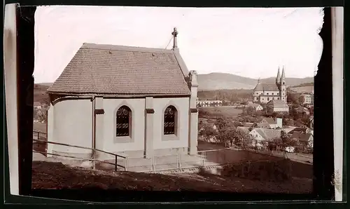 Fotografie Brück & Sohn Meissen, Ansicht Schirgiswalde, Teilansicht des Ortes mit den beiden Kirchen, Spiegelverkehrt
