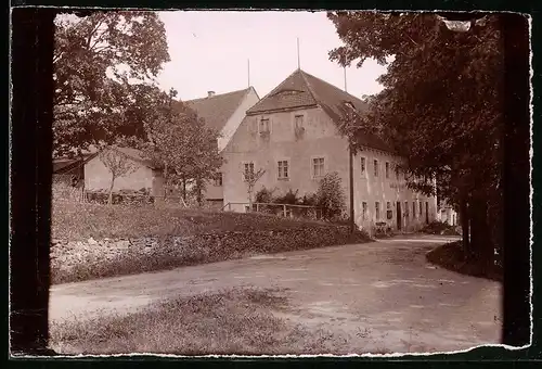 Fotografie Brück & Sohn Meissen, Ansicht Grossröhrsdorf, Strassenpartie am Gasthof zu Grossröhrsdorf