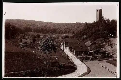 Fotografie Brück & Sohn Meissen, Ansicht Tautenburg i. Th., Partie im Ort mit Blick auf den Tautenberg