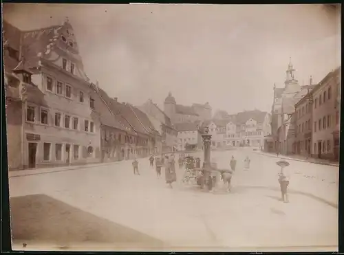 Fotografie Brück & Sohn Meissen, Ansicht Colditz, Blick auf den Marktplatz mit Haus Consum Verein und Geschäften