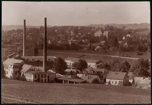 Fotografie Brück & Sohn Meissen, Ansicht Ebersbach i. Sa., Blick auf die Stadt mit Fabrik im Vordergrund