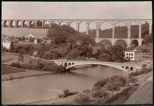 Fotografie Brück & Sohn Meissen, Ansicht Göhren b. Rochlitz, Blick auf die Göhrener Brücke mit Wohnhäusern