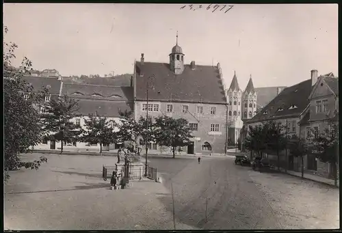 Fotografie Brück & Sohn Meissen, Ansicht Freyburg a. U., Blick auf den Markt mit Reiterdenkmal und Rathaus