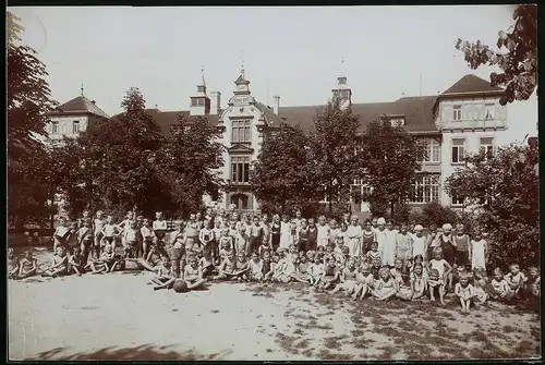 Fotografie Brück & Sohn Meissen, Ansicht Mittweida i. Sa., Kinder in Bademode vor dem Albertstift