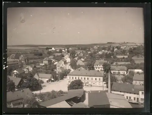 Fotografie Brück & Sohn Meissen, Ansicht Arnsdorf i. Sa., Blick auf die Stadt mit Gasthaus
