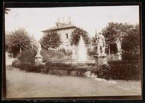 Fotografie Brück & Sohn Meissen, Ansicht Serkowitz, Villa & Plastiken am Albertsplatz