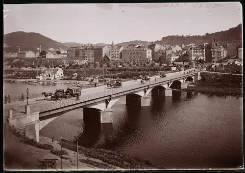 Fotografie Brück & Sohn Meissen, Ansicht Karlsbad, Egerbrücke mit Fuhrwerken & Fussgängern