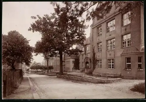 Fotografie Brück & Sohn Meissen, Ansicht Oederan, Strasse an der Volksschule, Schule, Schulhaus