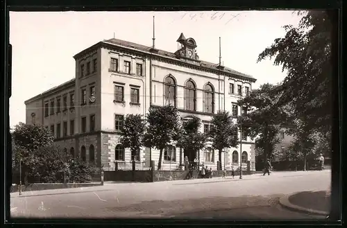 Fotografie Brück & Sohn Meissen, Ansicht Limbach, Bürgerschule, Schule, Schulhaus mit Strasseneck