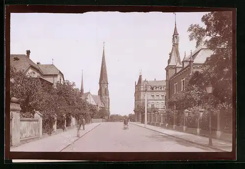 Fotografie Brück & Sohn Meissen, Ansicht Hainichen, Wettiner Strasse mit Postamt und Kirche (Spiegelverkehrt)