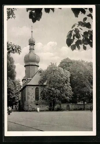 AK Apolda, Spaziergänger vor der Martinskirche