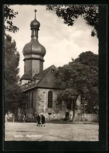 AK Apolda, Passanten vor der Martinskirche