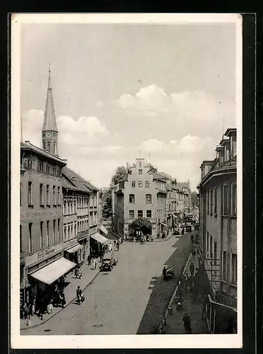 AK Apolda, Passanten in der Bahnhofstrasse mit Blick auf den Kirchturm