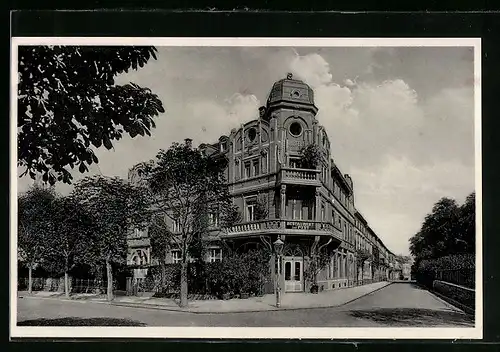 AK Freiburg i. Br., Strassenpartie am Hotel Post