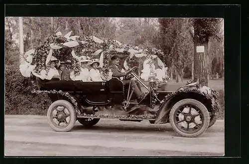 Foto-AK Hochzeitsgäste im geschmückten Italia Auto