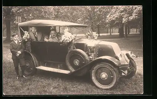 AK Fahrer im geschmückten Renault Auto