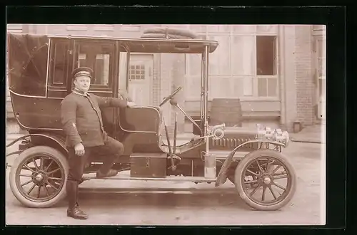 Foto-AK Fahrer an seinem Auto auf der Strasse