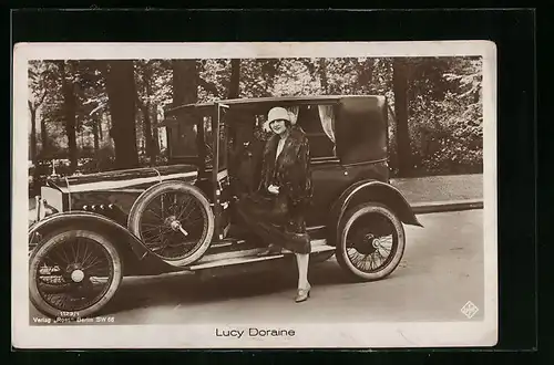 AK Schauspielerin Lucy Doraine steigt aus dem Mercedes
