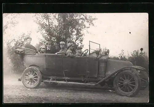 Foto-AK Gruppe von Männern im Auto-Tatra