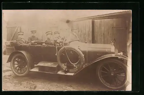 Foto-AK Herren im Auto von Adler vor der Garage