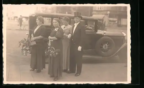 AK Auto Horch, Hochzeitspaar vor einem Automobil