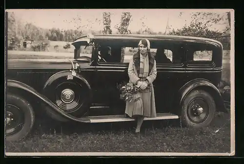 Foto-AK Dame mit Strauss an einem Buick