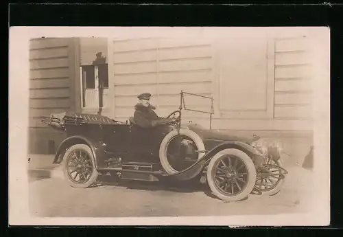 Foto-AK Chauffeur mit Pelzkragen in einem offenen Auto