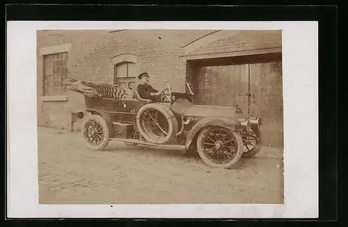 Foto-AK Auto Mercedes, Chauffeur am Steuer