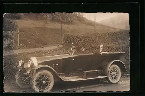 Foto-AK Chauffeuer im Auto mit seinen Freundinnen