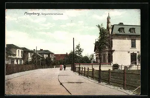 AK Pinneberg, Tangstetterstrasse mit Passanten