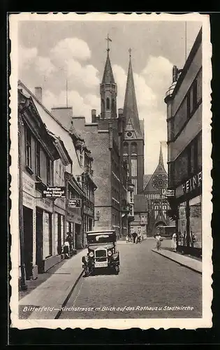 AK Bitterfeld, Kirchstrasse mit Blick auf das Rathaus und die Stadtkirche