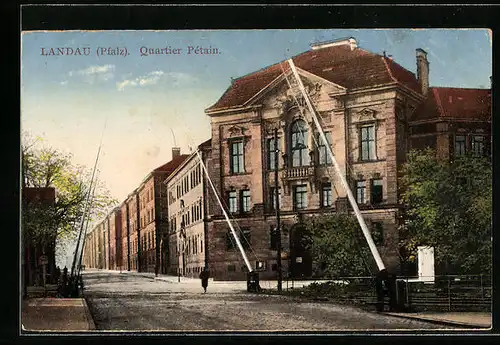 AK Landau /Pf., Quartier Pétain, Strassenpartie mit Kaserne