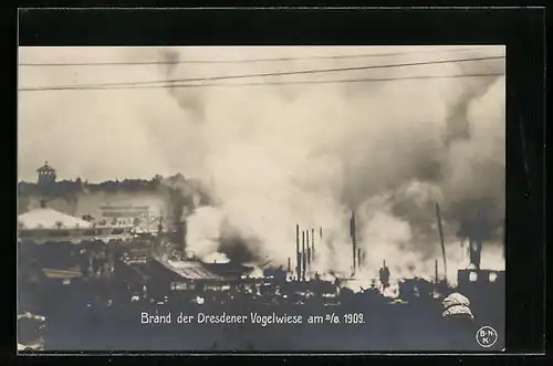 AK Dresden, Brand der Vogelwiese 1909, Gebäude in Flammen