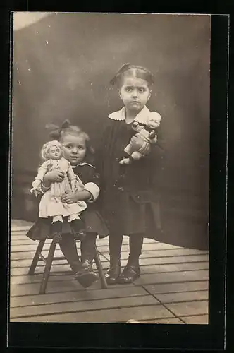Foto-AK Zwei kleine Mädchen mit Puppen