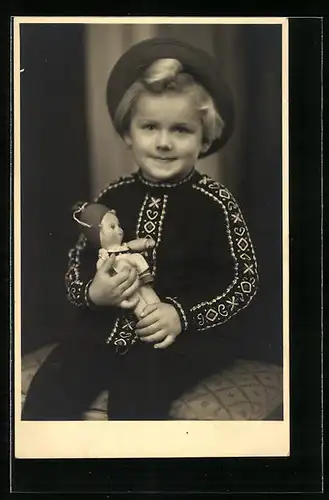 Foto-AK Mädchen mit Hut und Puppe