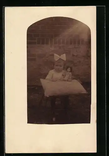 Foto-AK Kleines Mädchen mit Haarschleife und Puppe