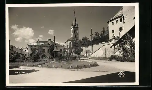 AK Radstadt, Strassenpartie mit Kirche