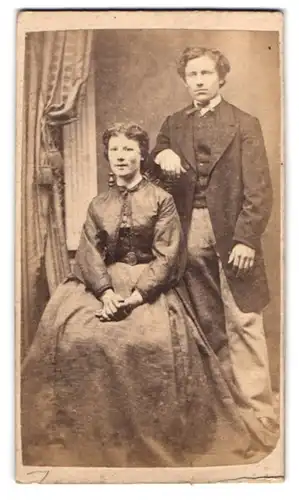 Fotografie unbekannter Fotograf und Ort, Junges Paar in zeitgenössicher Kleidung