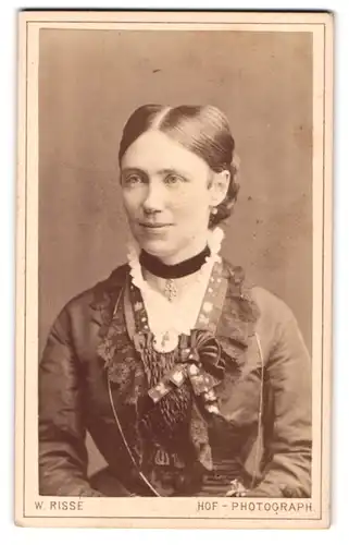 Fotografie Wilh. Risse, Marburg a. Lahn, Bahnhofstrasse 808, Junge Dame im Kleid mit Halsband