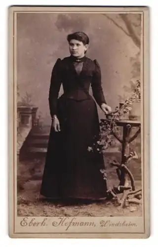 Fotografie Eberh. Hofmann, Windsheim, Junge Dame im schwarzen Kleid