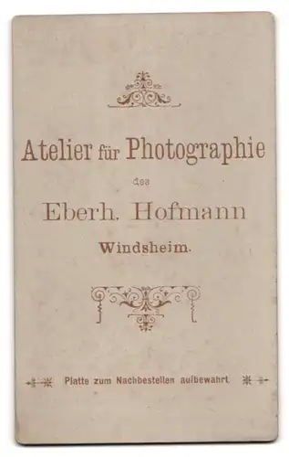 Fotografie Eberh. Hofmann, Windsheim, Junge Dame im schwarzen Kleid