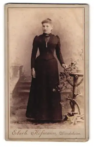 Fotografie Eberh. Hofmann, Windsheim, Junge Dame im schwarzen Kleid