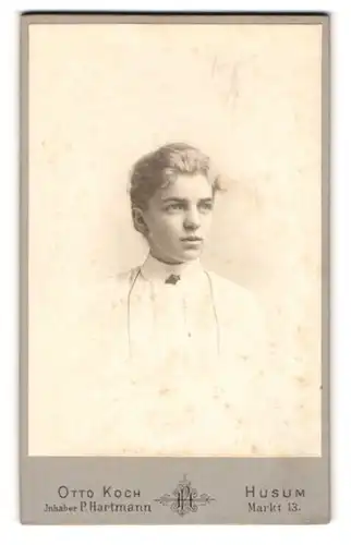 Fotografie Otto Koch, Husum, Markt 13, Junge Dame mit zurückgebundenem Haar