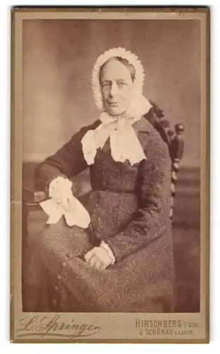 Fotografie Ludwig Springer, Hirschberg i. Schl., Promenade 31, Wilhelmstrasse 57, Ältere Dame im Kleid mit Haube