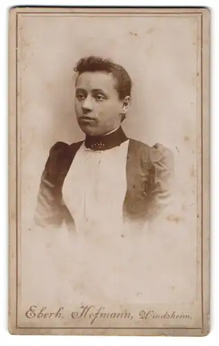 Fotografie Eberh. Hofmann, Windsheim, Junge Dame mit zurückgebundenem Haar