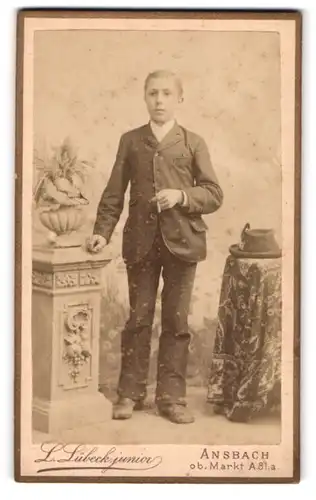 Fotografie L. Lübeck junior, Ansbach, Ob. Markt A. 81 a, Junger Mann im Anzug mit Zigarillo