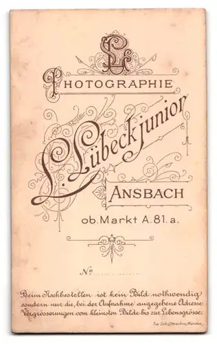 Fotografie L. Lübeck junior, Ansbach, Ob. Markt A. 81 a, Junger Mann im Anzug mit Zigarillo