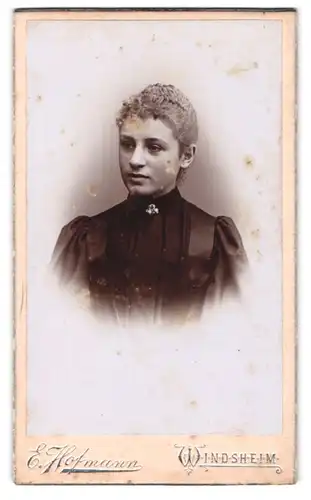 Fotografie E. Hofmann, Windsheim, Junge Dame mit zurückgebundenem Haar